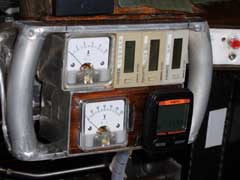 ステアリングに収められた計器類　この上には出力の電流系も配備される